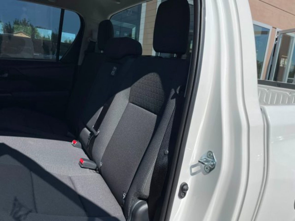 Toyota Hilux 2.8 d-4d 48V double cab Icon auto (13)