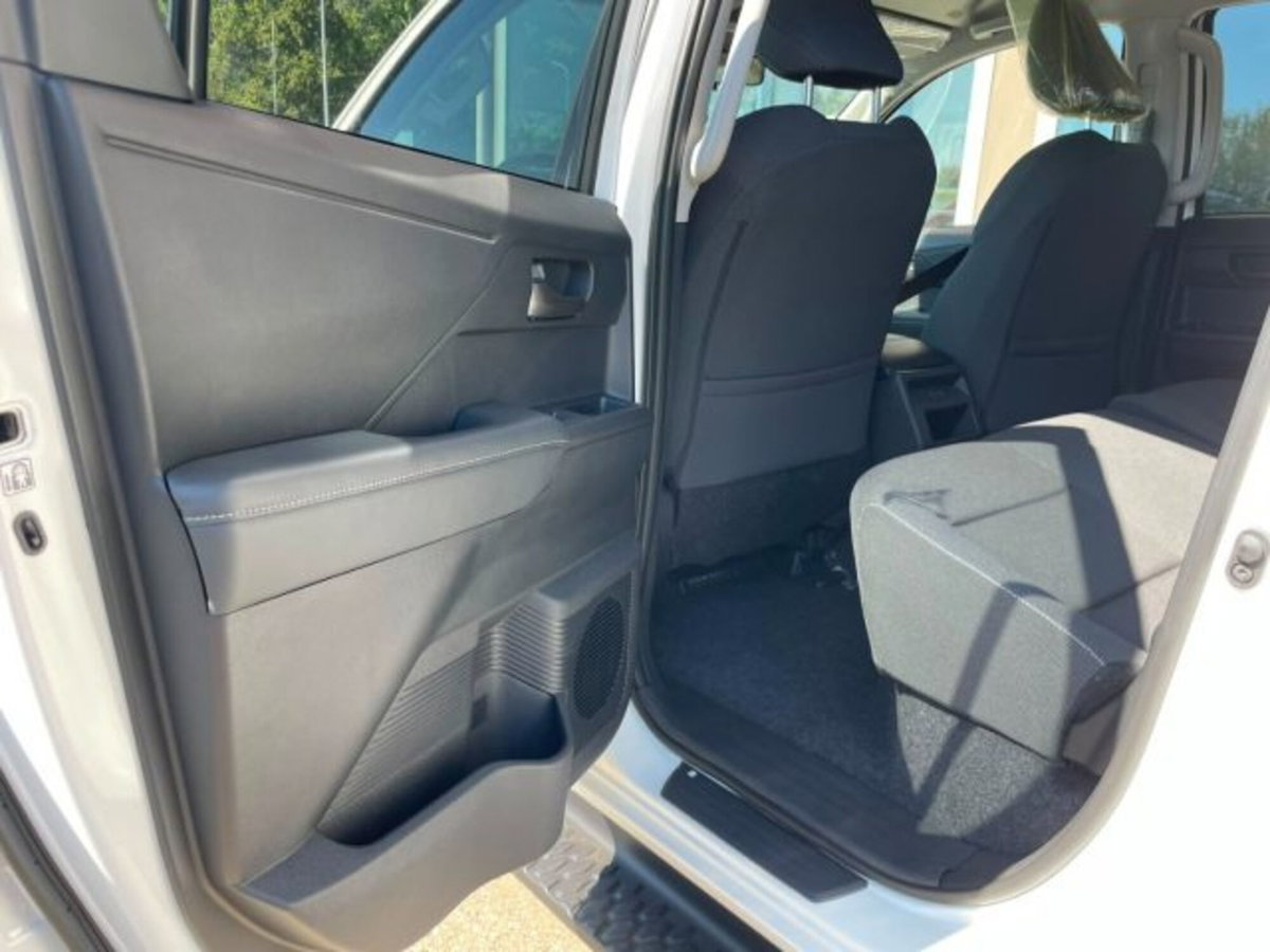 Toyota Hilux 2.8 d-4d 48V double cab Icon auto (14)