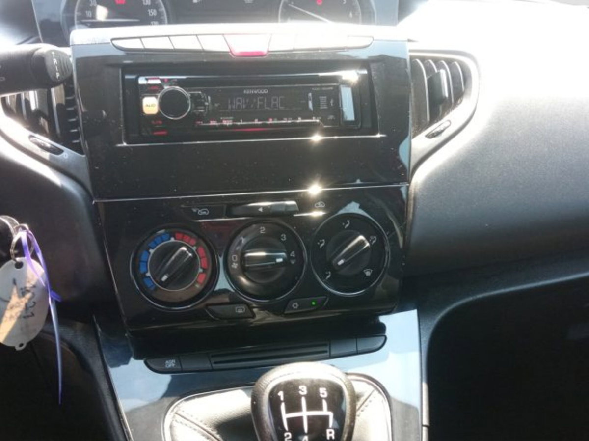 Lancia Ypsilon 1.2 69 CV 5 porte Silver (16)