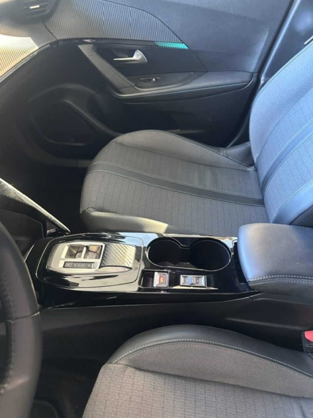 Peugeot 2008 PureTech 130 S&S EAT8 Allure Pack (10)