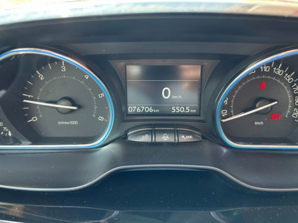 Peugeot 2008 BlueHDi 100 S&S Allure (8)