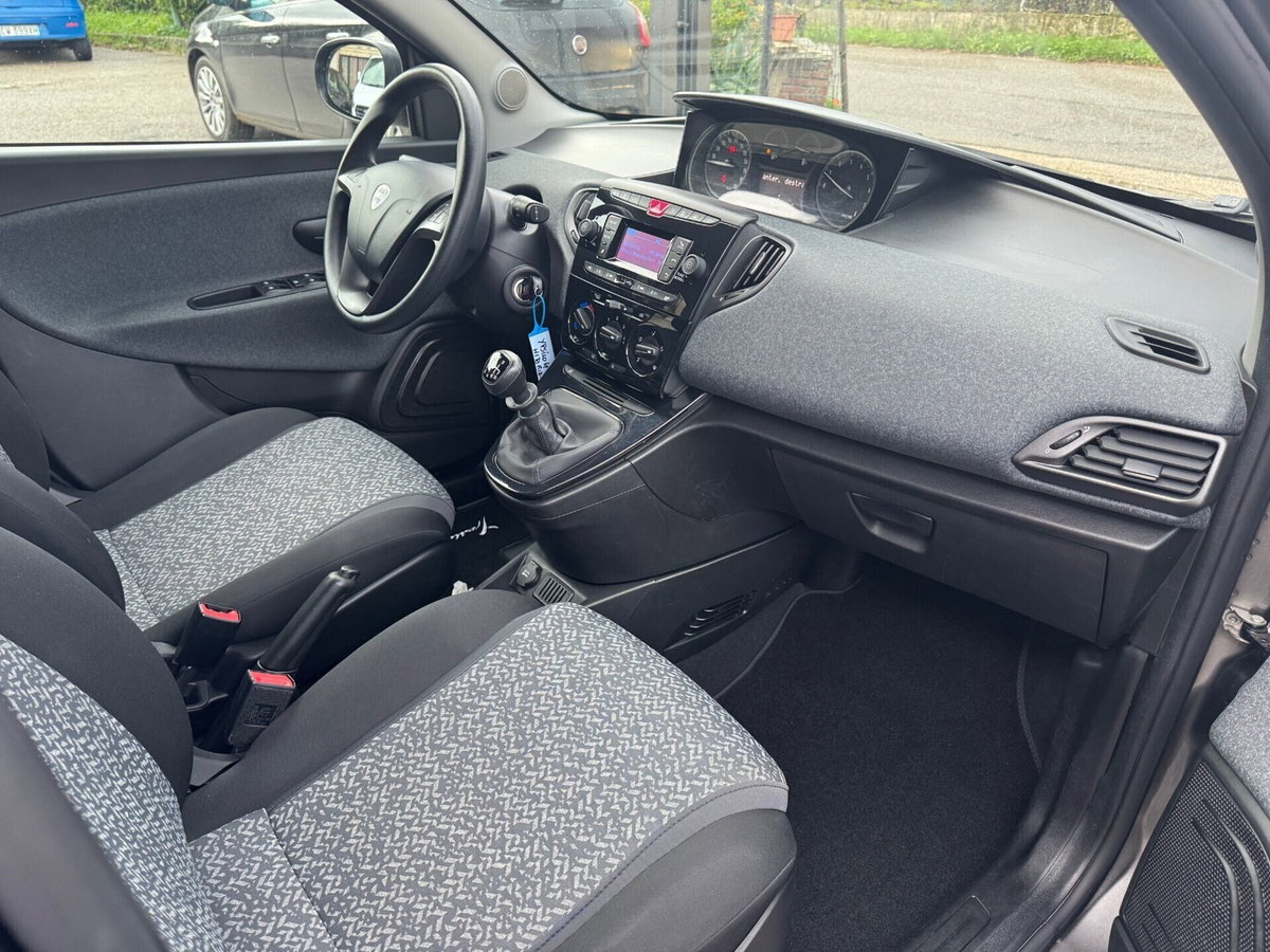 Lancia Ypsilon 1.0 FireFly 5 porte S&S Hybrid Silver Plus (10)