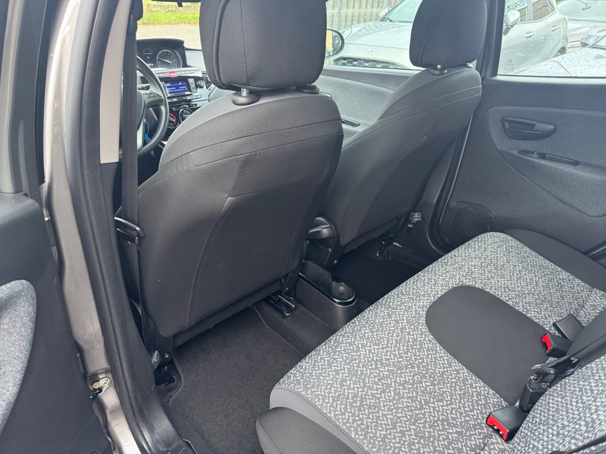 Lancia Ypsilon 1.0 FireFly 5 porte S&S Hybrid Silver Plus (9)