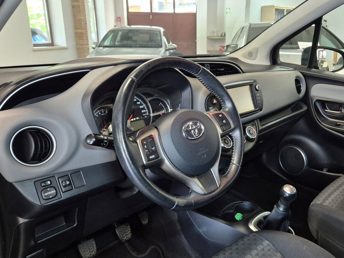 Toyota Yaris 1.0 5 porte Active (5)