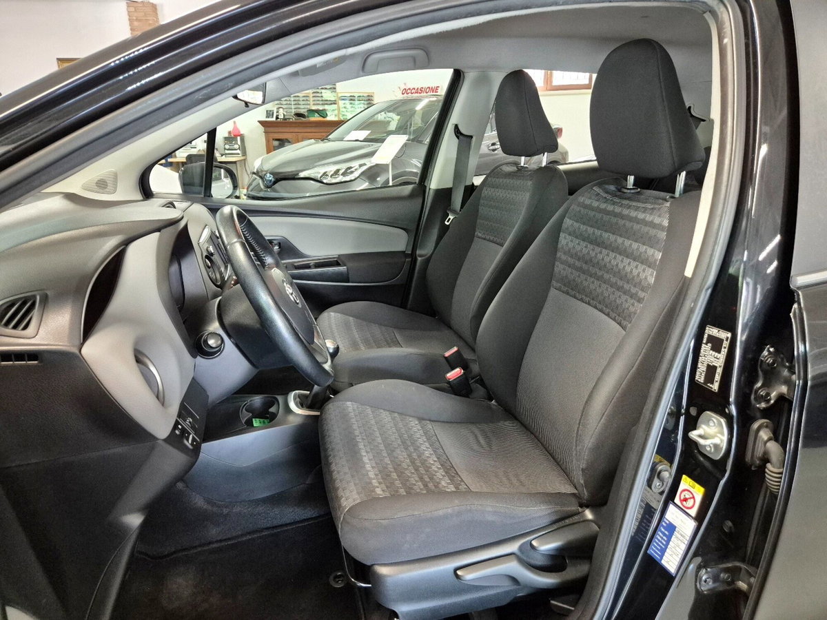 Toyota Yaris 1.0 5 porte Active (6)