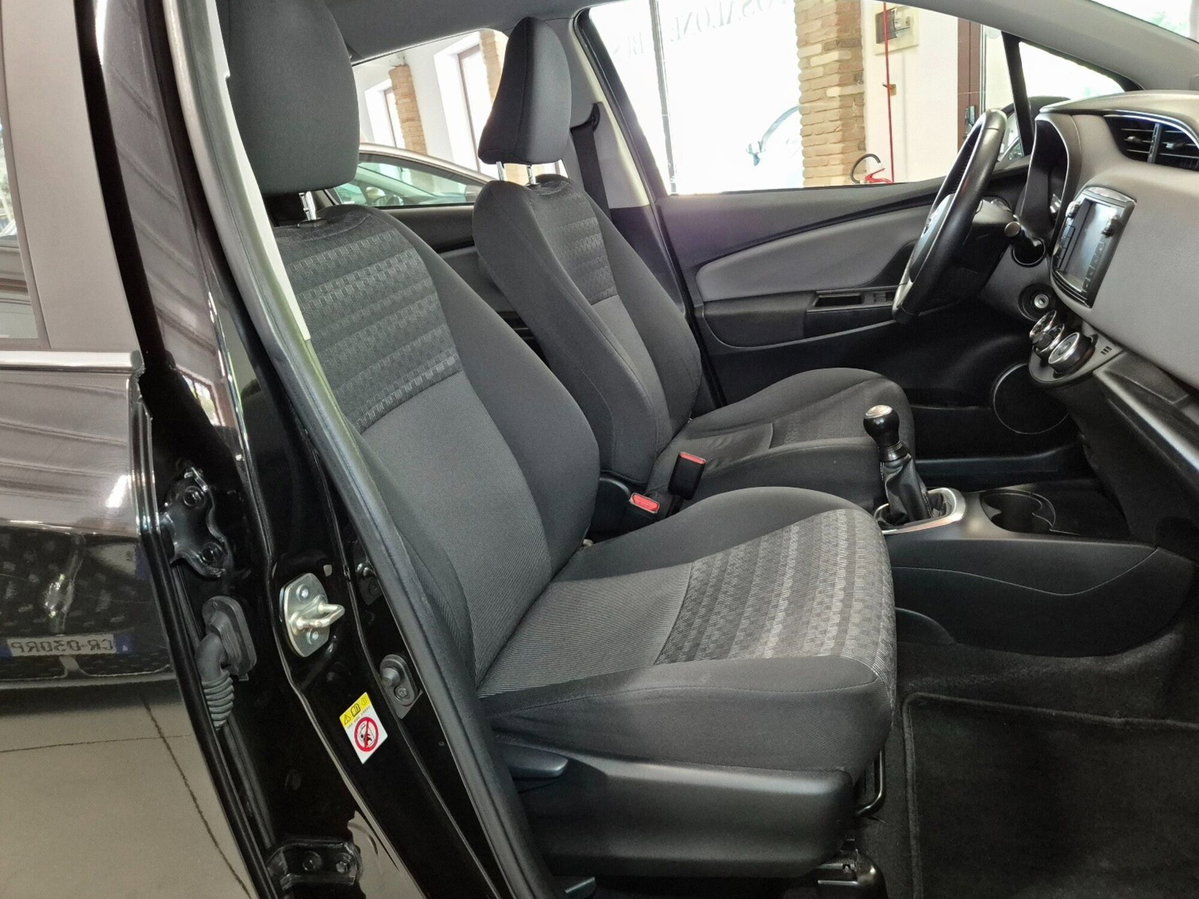 Toyota Yaris 1.0 5 porte Active (7)