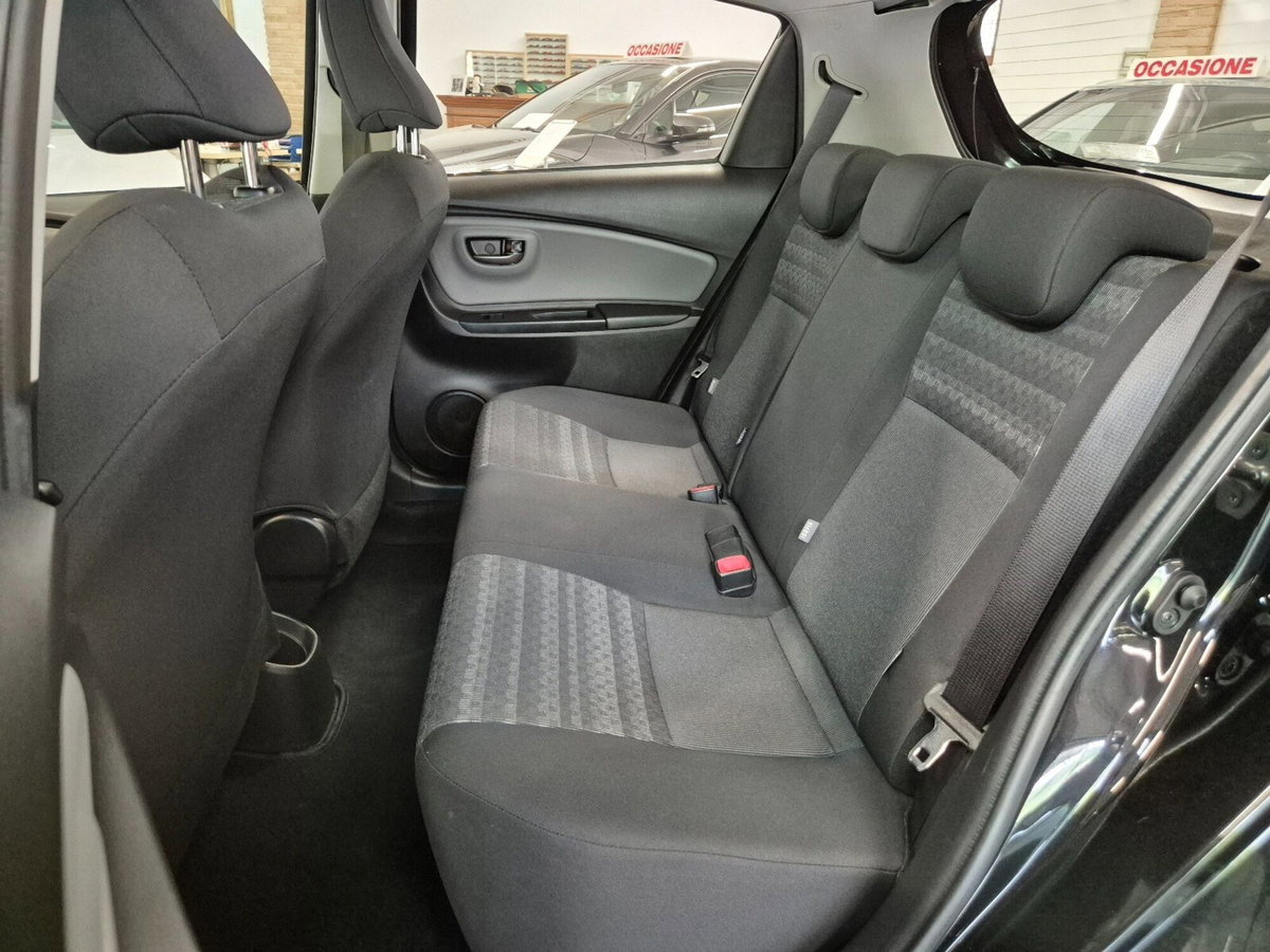 Toyota Yaris 1.0 5 porte Active (8)