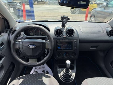 Ford Fiesta 1.2 16V 5p. Ghia (7)