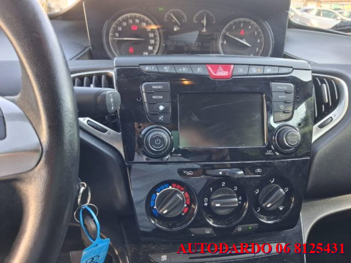 Lancia Ypsilon 1.2 69 CV 5 porte Gold (9)