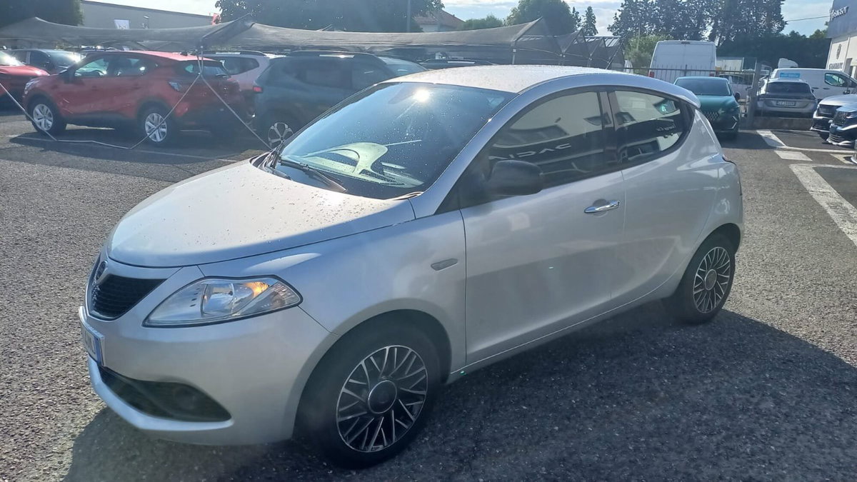 Lancia Ypsilon 1.2 69 CV 5 porte Gold (2)