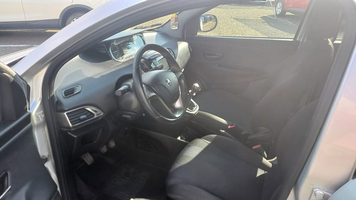 Lancia Ypsilon 1.2 69 CV 5 porte Gold (5)