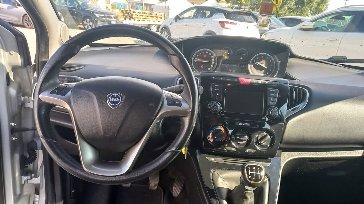 Lancia Ypsilon 1.2 69 CV 5 porte Gold (8)