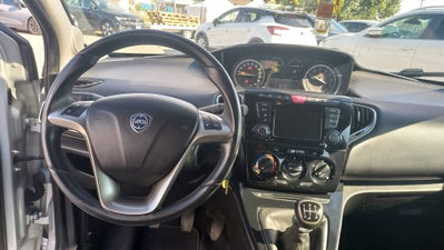 Lancia Ypsilon 1.2 69 CV 5 porte Gold (8)