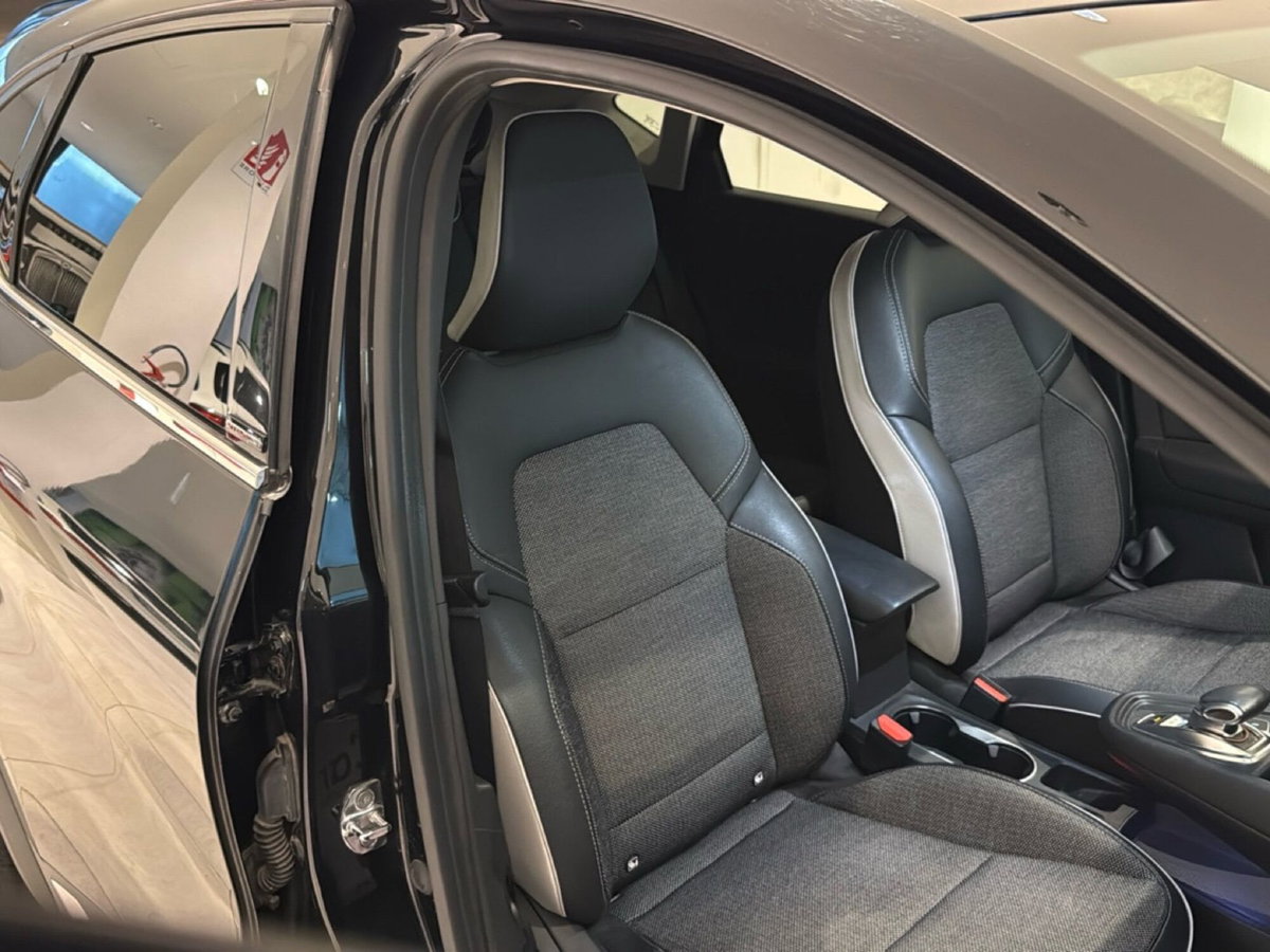 Renault Captur Plug-in Hybrid E-Tech 160 CV Intens (5)