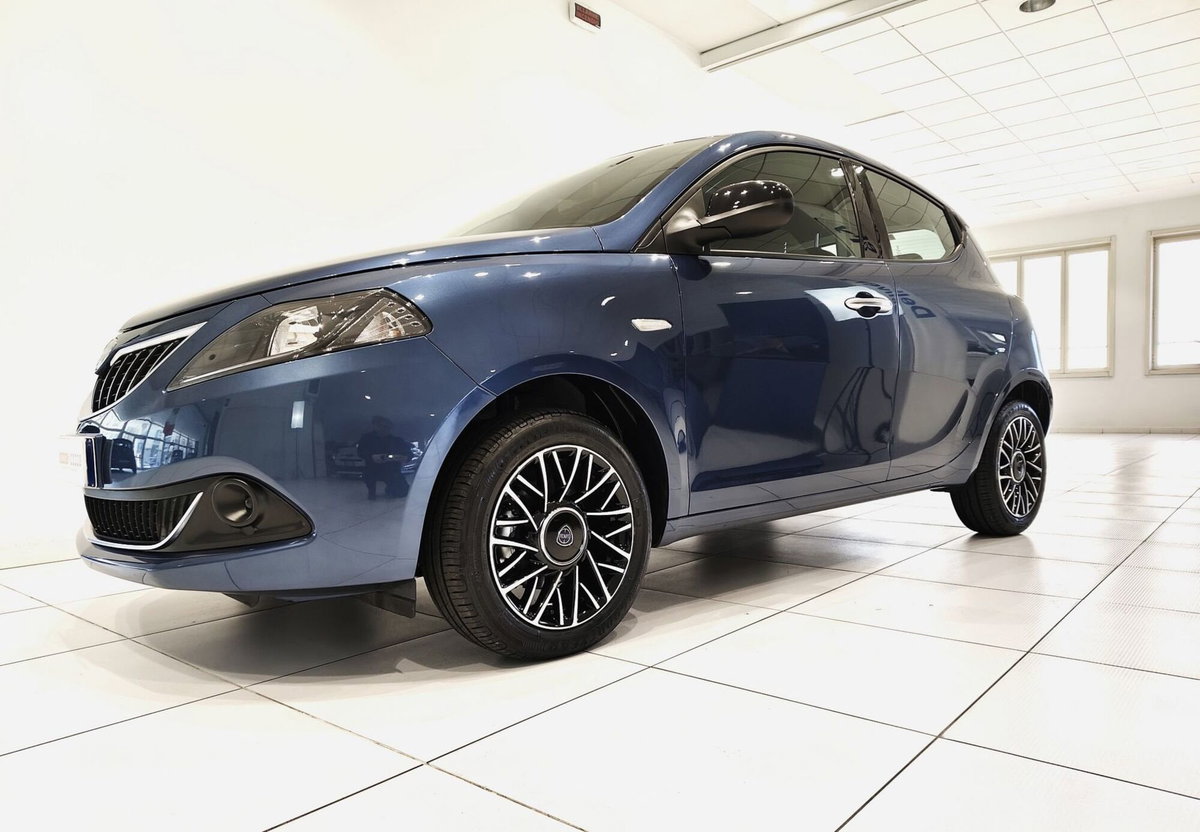 Lancia Ypsilon 1.0 FireFly 5 porte S&S Hybrid Ecochic A. Ferretti (14)