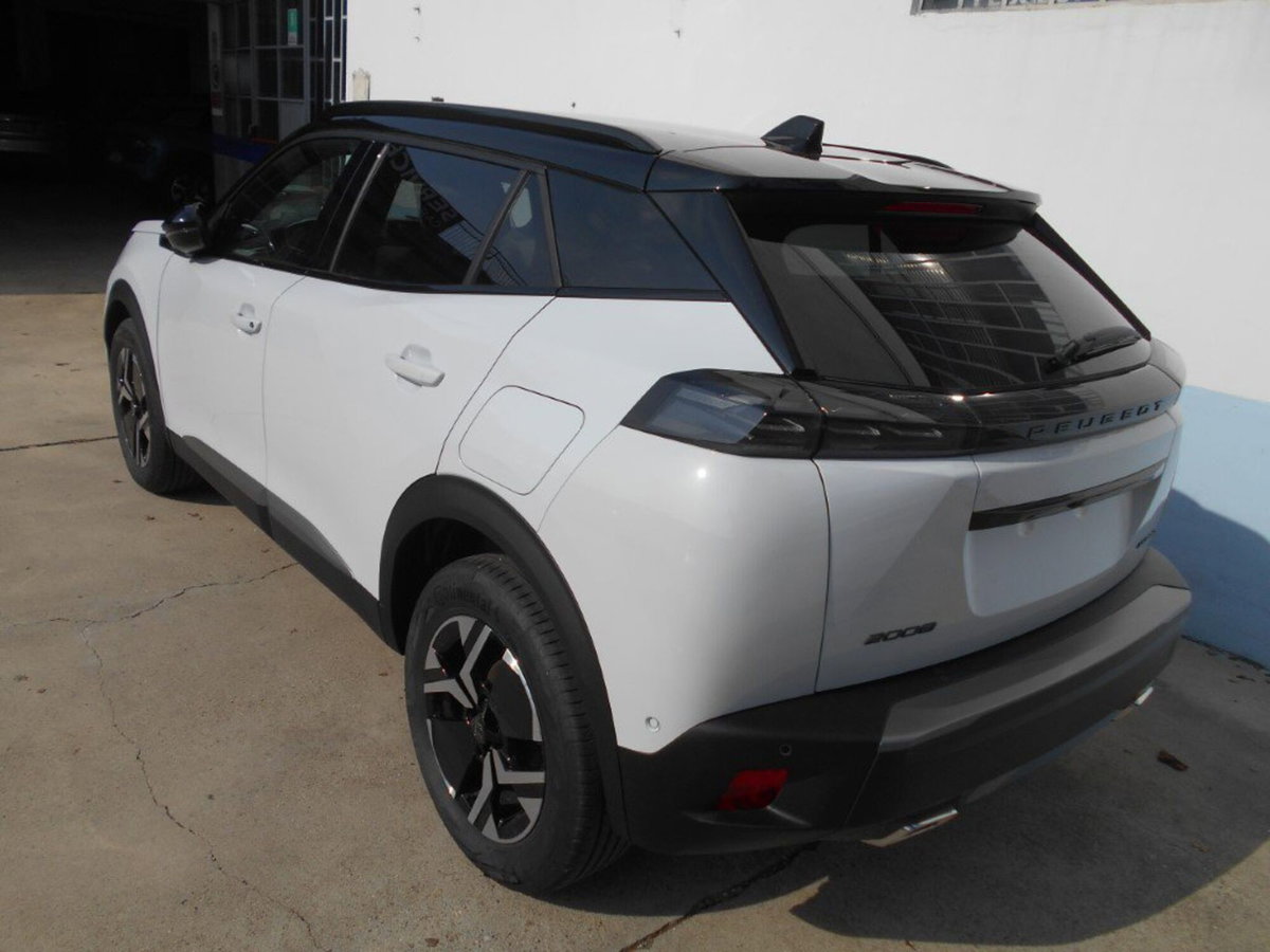 Peugeot 2008 1.2 hybrid GT Exclusive 145cv e-dcs6 (11)