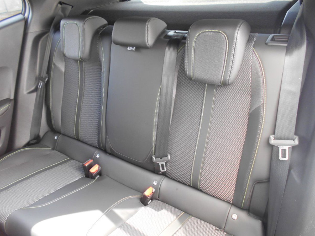Peugeot 2008 1.2 hybrid GT Exclusive 145cv e-dcs6 (8)
