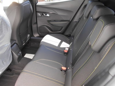 Peugeot 2008 1.2 hybrid GT 145cv e-dcs6 (12)