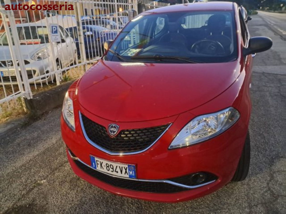 Lancia Ypsilon 1.2 69 CV 5 porte Gold (2)