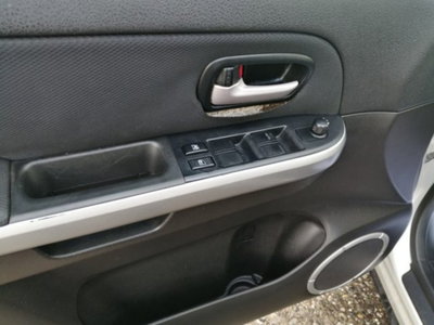 Suzuki Grand Vitara 1.9 DDiS 5 porte Crossover (18)