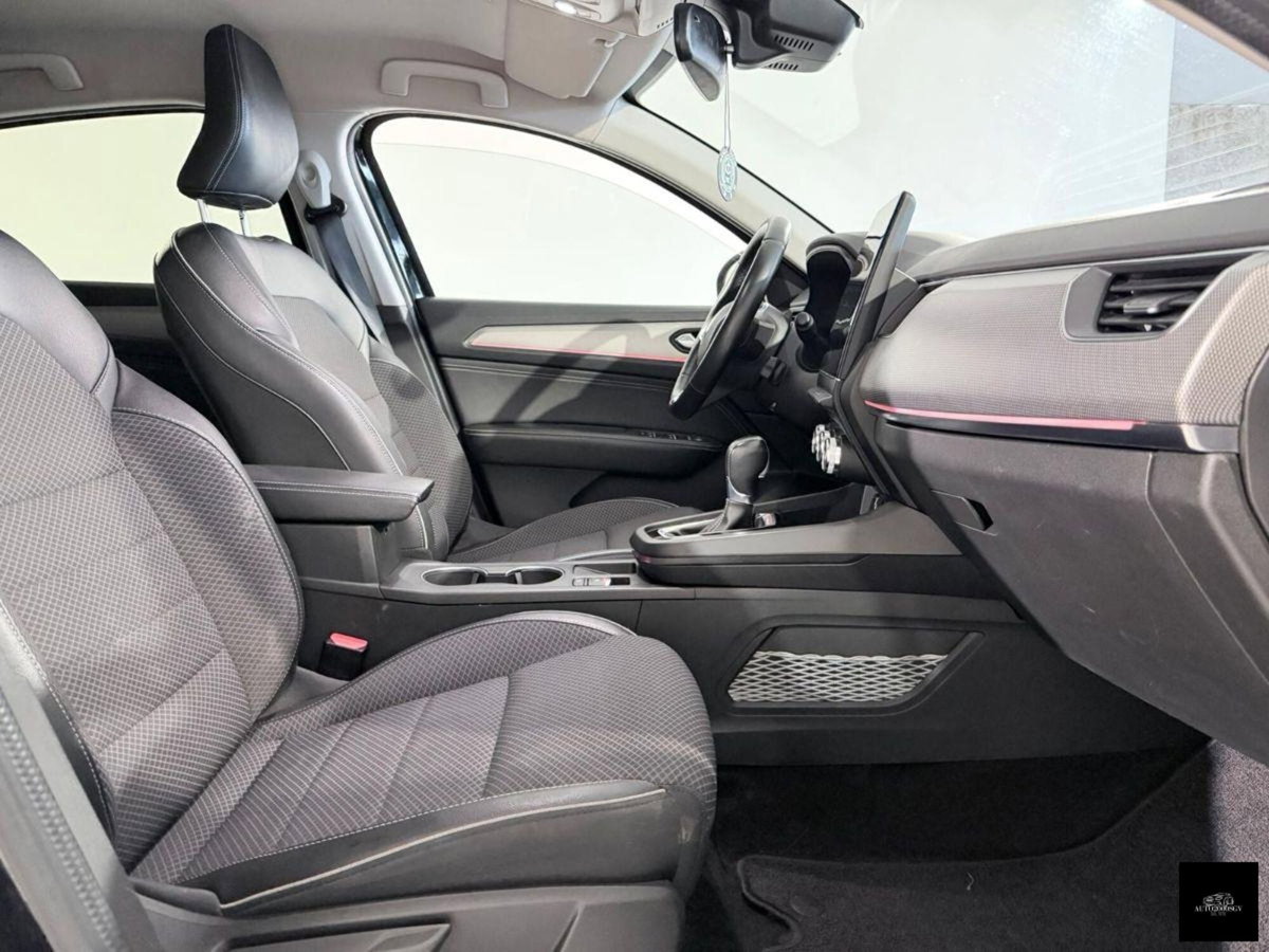 Renault Arkana Hybrid E-Tech 145 CV Techno (8)