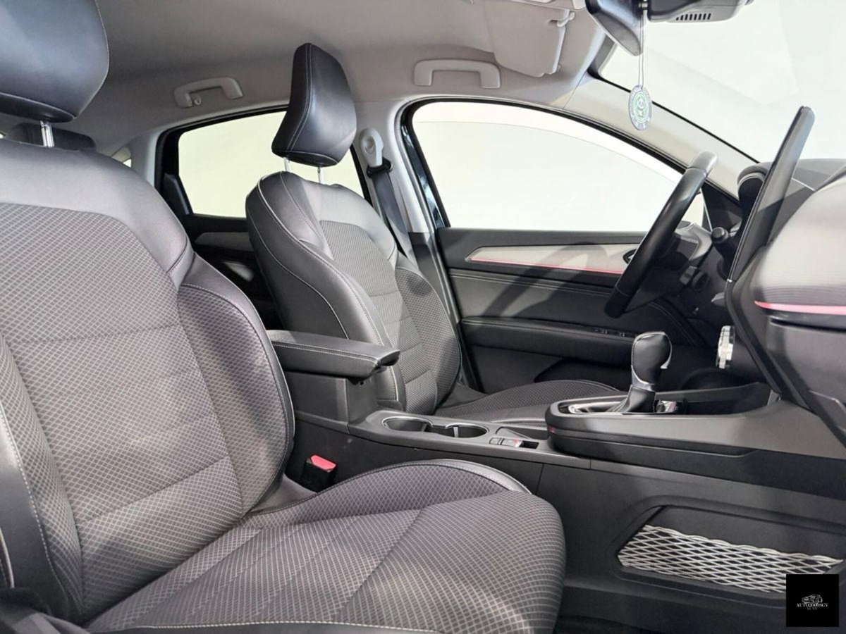 Renault Arkana Hybrid E-Tech 145 CV Techno (9)