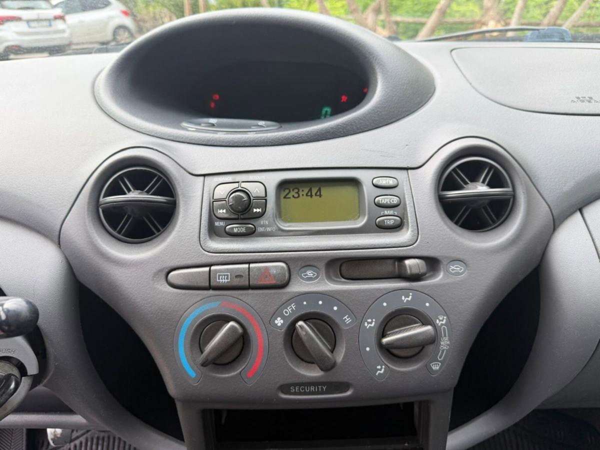 Toyota Yaris 16V cat 5 porte Sol '03 (13)