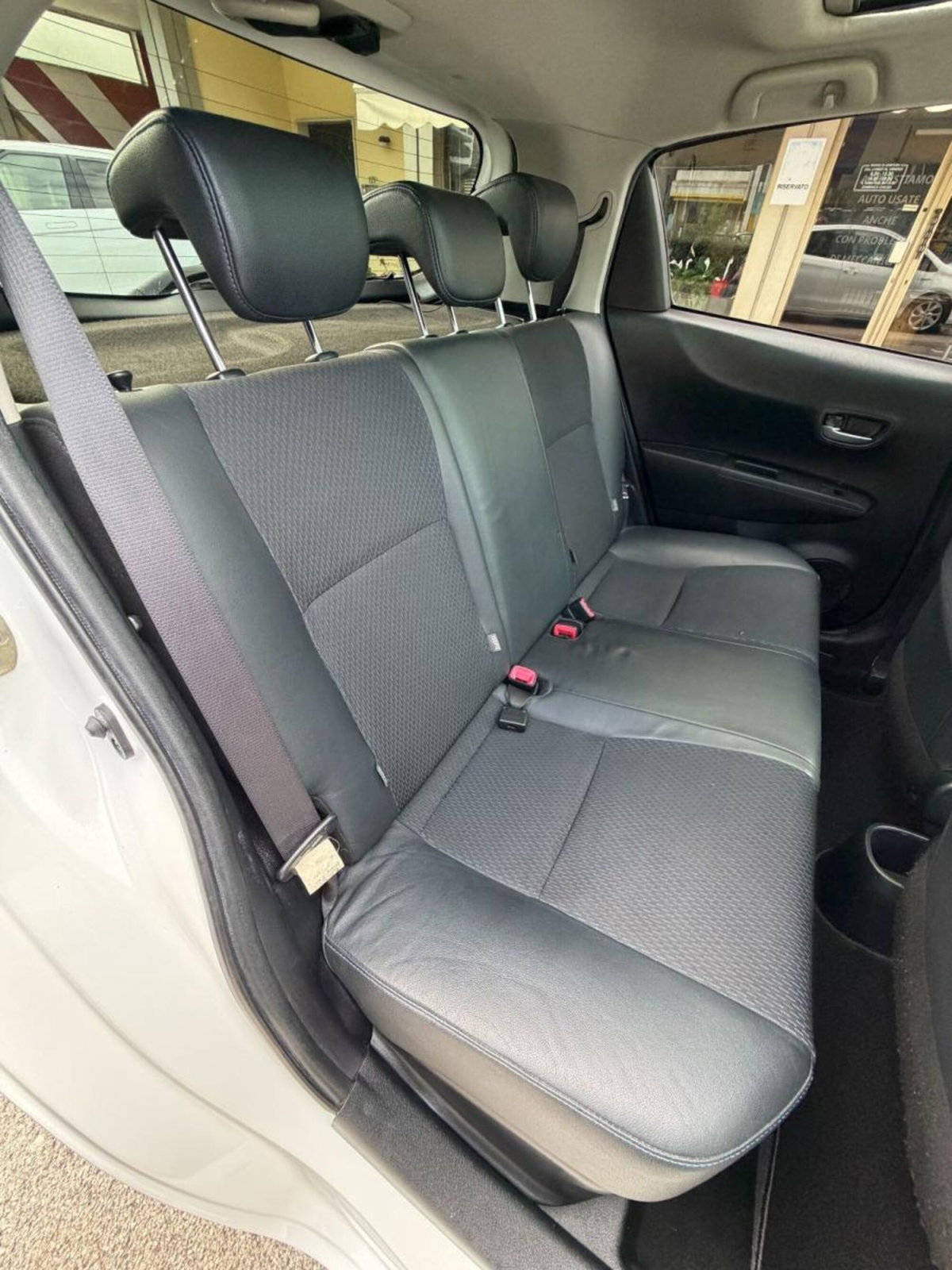 Toyota Yaris 1.5 5 porte Lounge (17)