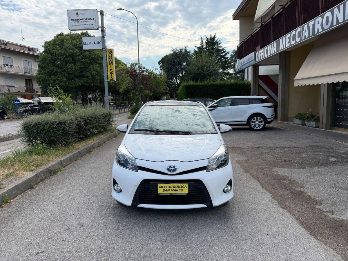Toyota Yaris 1.5 5 porte Lounge (2)