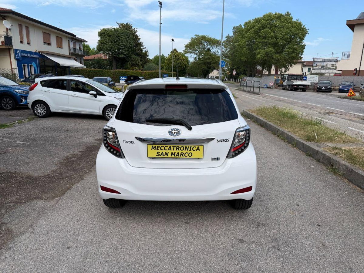 Toyota Yaris 1.5 5 porte Lounge (5)