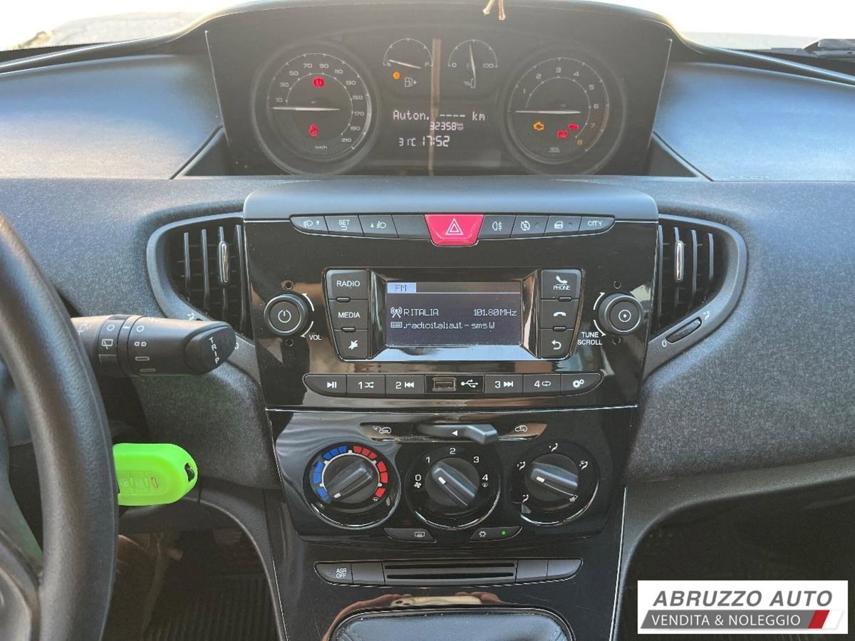Lancia Ypsilon 1.0 FireFly 5 porte S&S Hybrid Ecochic Silver (10)