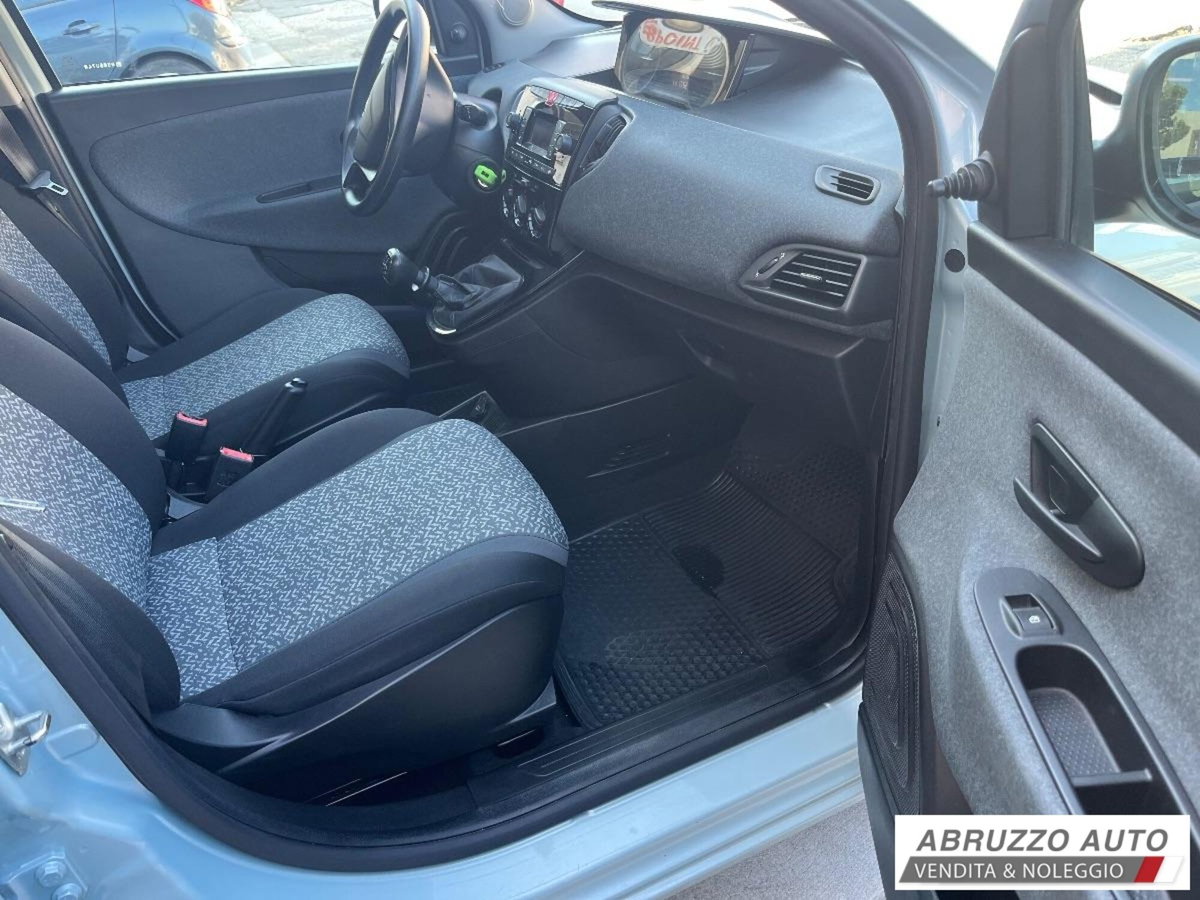 Lancia Ypsilon 1.0 FireFly 5 porte S&S Hybrid Ecochic Silver (13)
