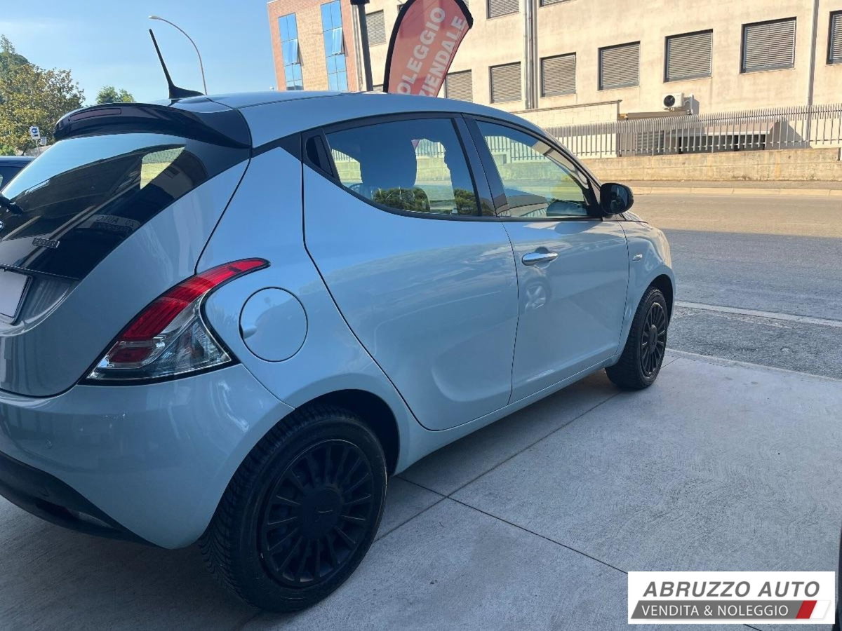 Lancia Ypsilon 1.0 FireFly 5 porte S&S Hybrid Ecochic Silver (4)