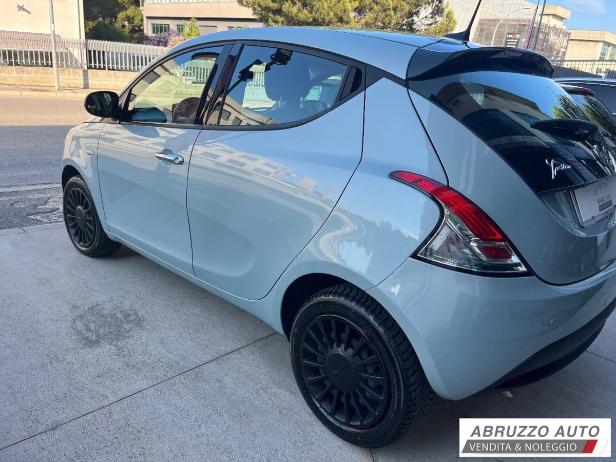 Lancia Ypsilon 1.0 FireFly 5 porte S&S Hybrid Ecochic Silver (6)