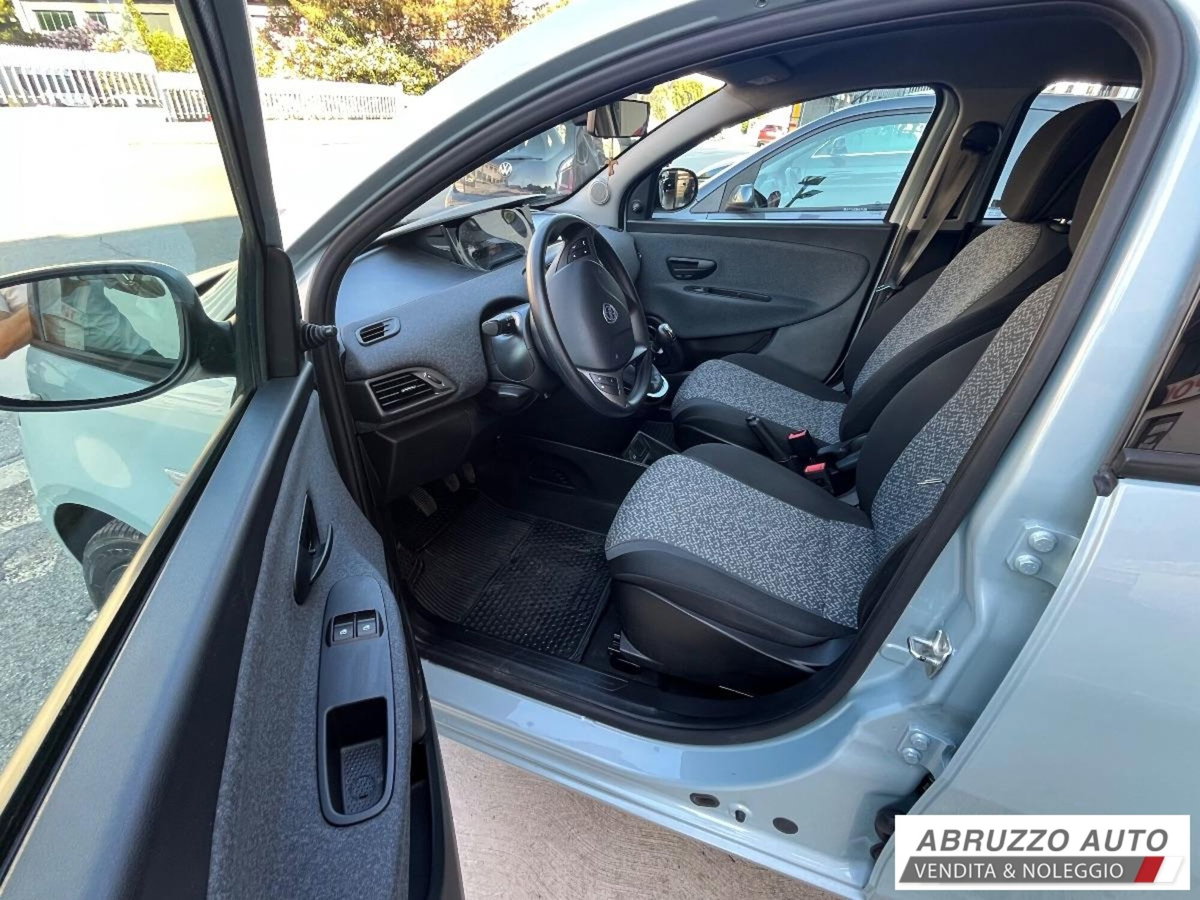 Lancia Ypsilon 1.0 FireFly 5 porte S&S Hybrid Ecochic Silver (8)