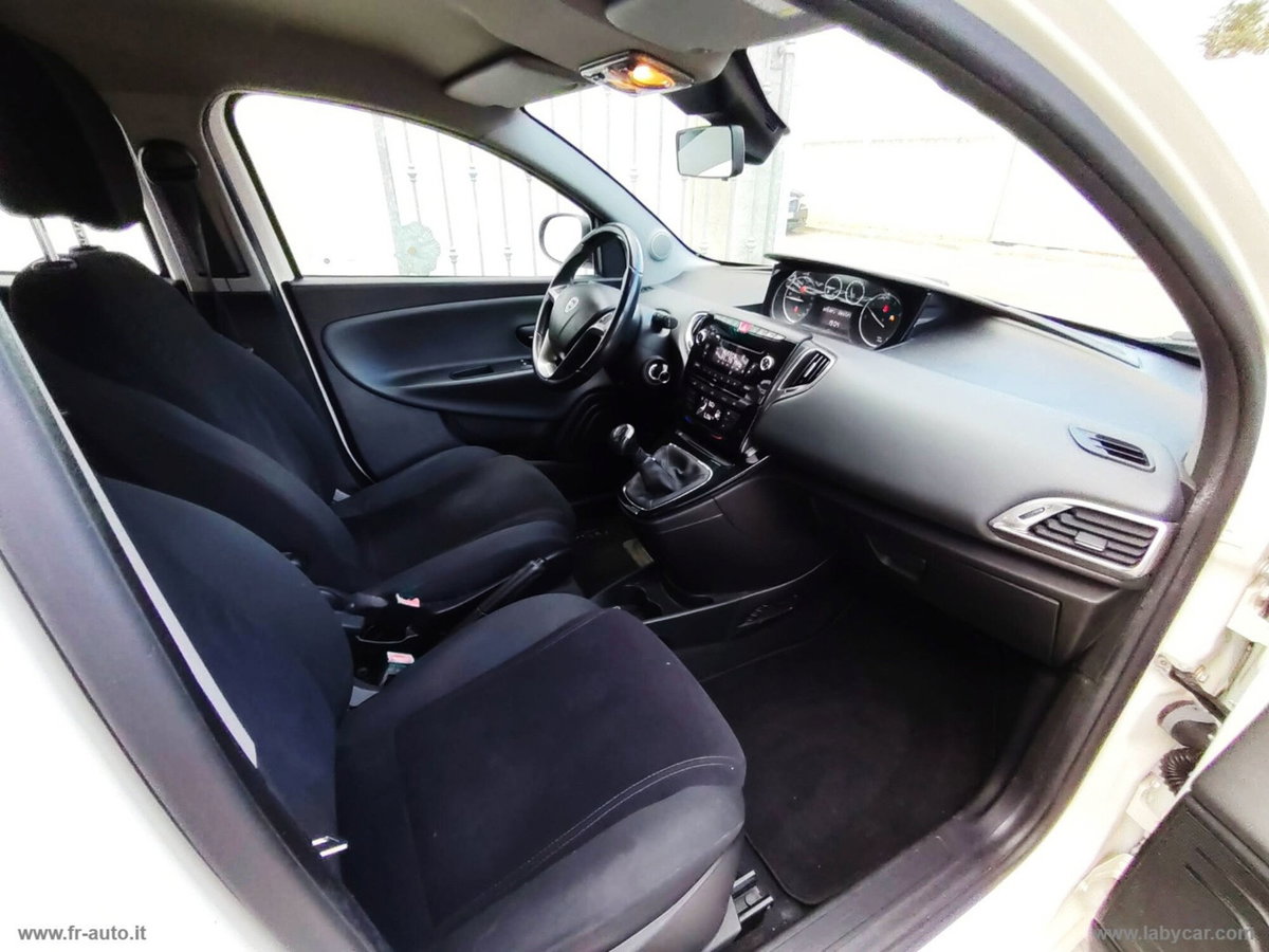 Lancia Ypsilon 1.3 MJT 16V 95 CV 5 porte S&S Silver (11)