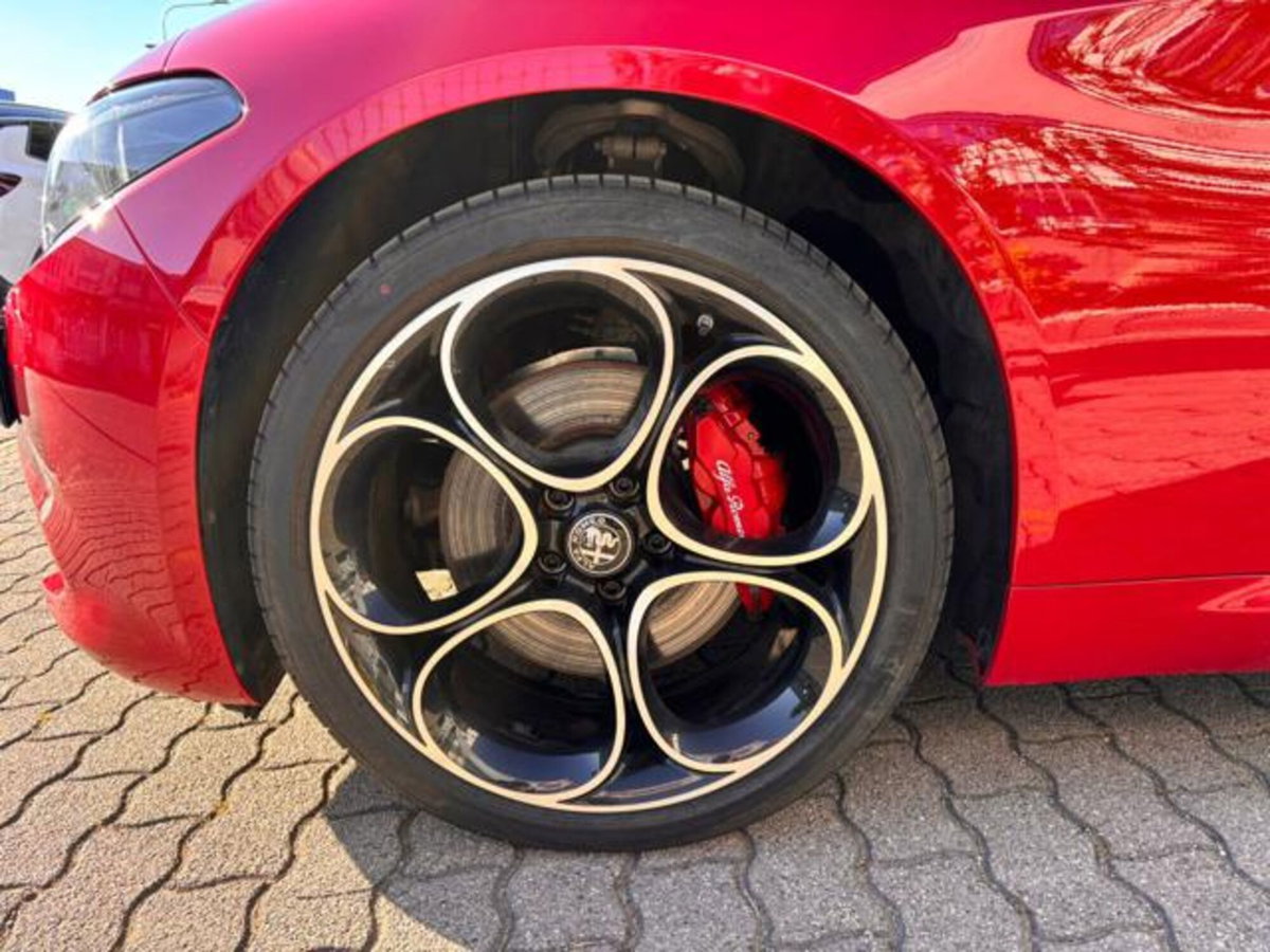 Alfa Romeo Giulia 2.0 Turbo 280 CV AT8 AWD Q4 Estrema (5)