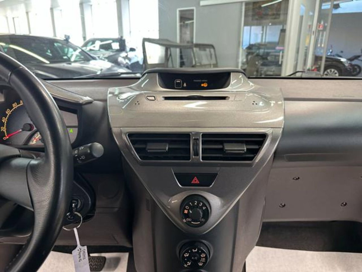 Toyota iQ 1.0 Multidrive (14)