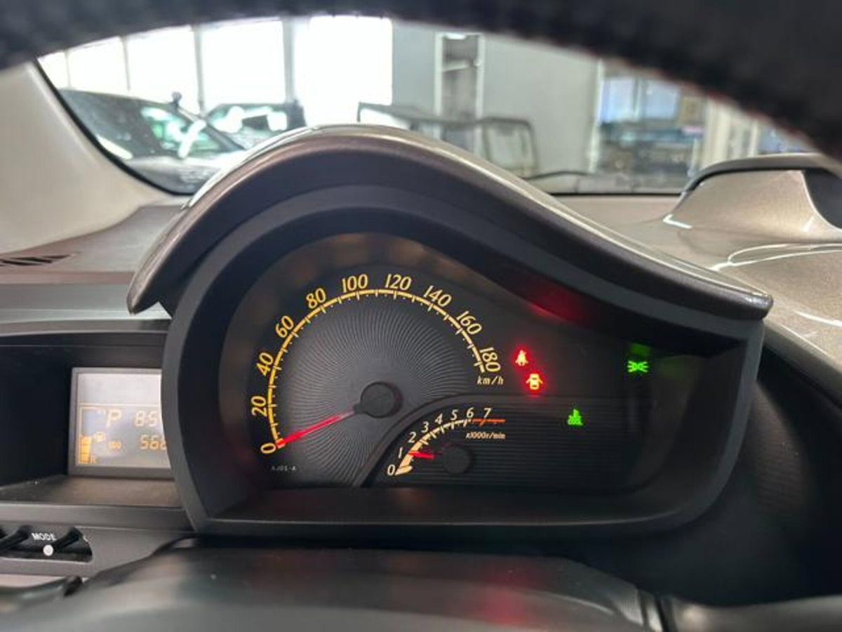 Toyota iQ 1.0 Multidrive (8)
