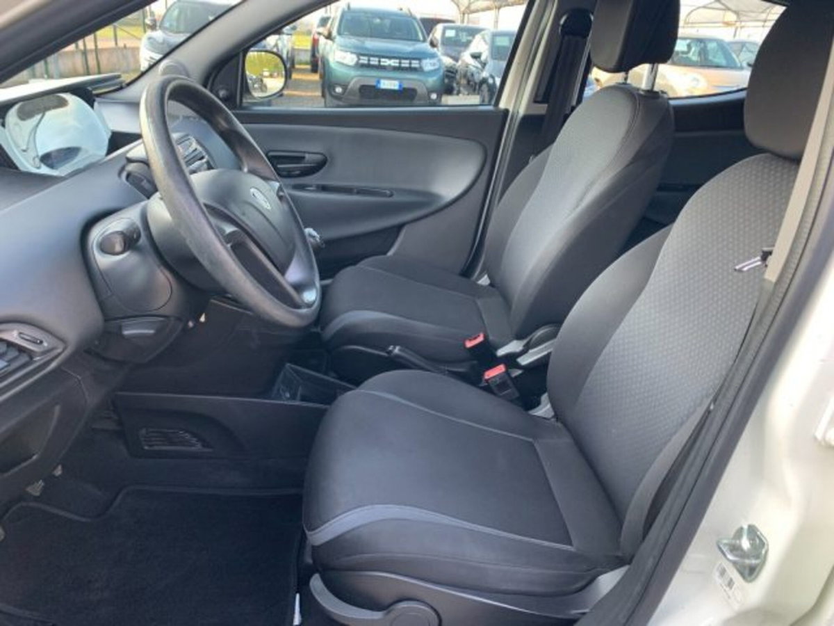 Lancia Ypsilon 1.2 69 CV 5 porte Platinum (9)