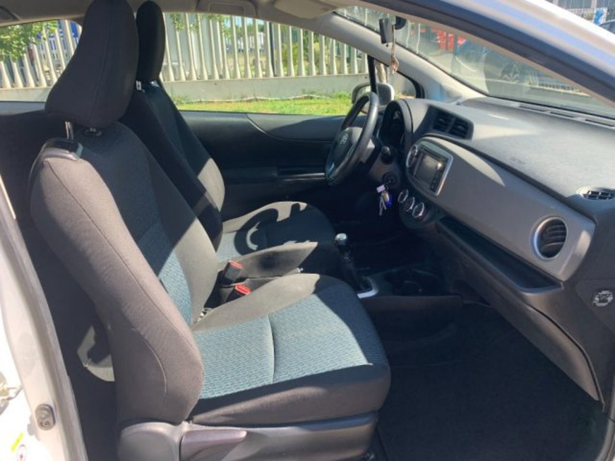 Toyota Yaris 1.0 3 porte Active (10)