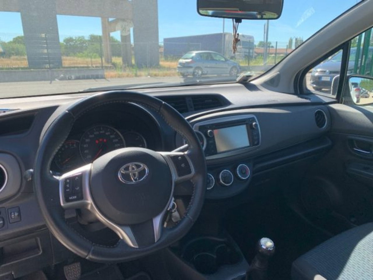 Toyota Yaris 1.0 3 porte Active (13)