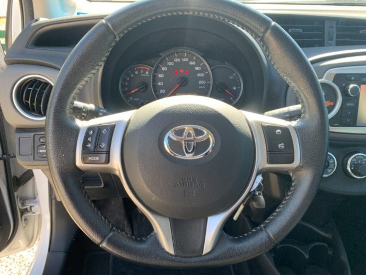 Toyota Yaris 1.0 3 porte Active (14)