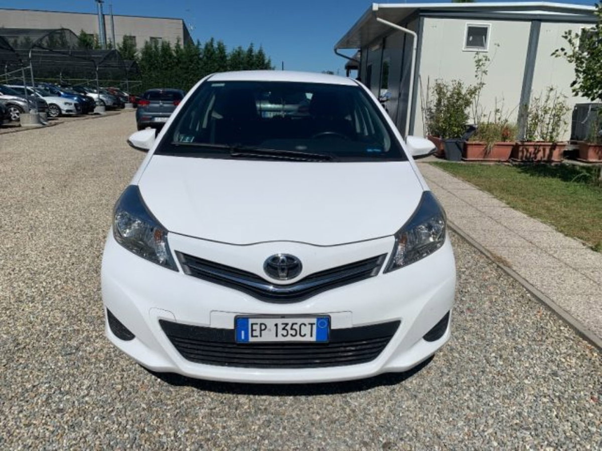Toyota Yaris 1.0 3 porte Active (2)