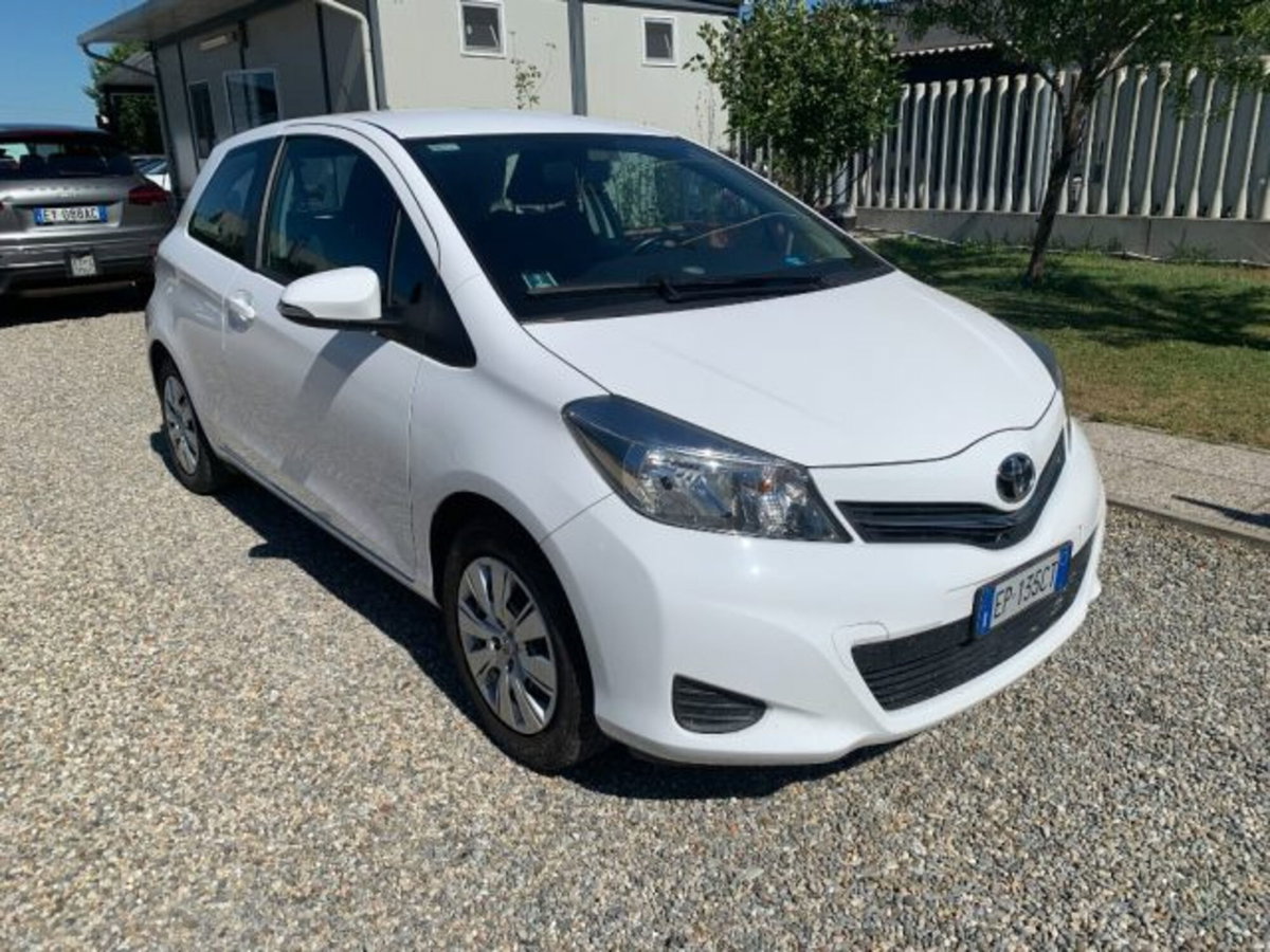 Toyota Yaris 1.0 3 porte Active (3)