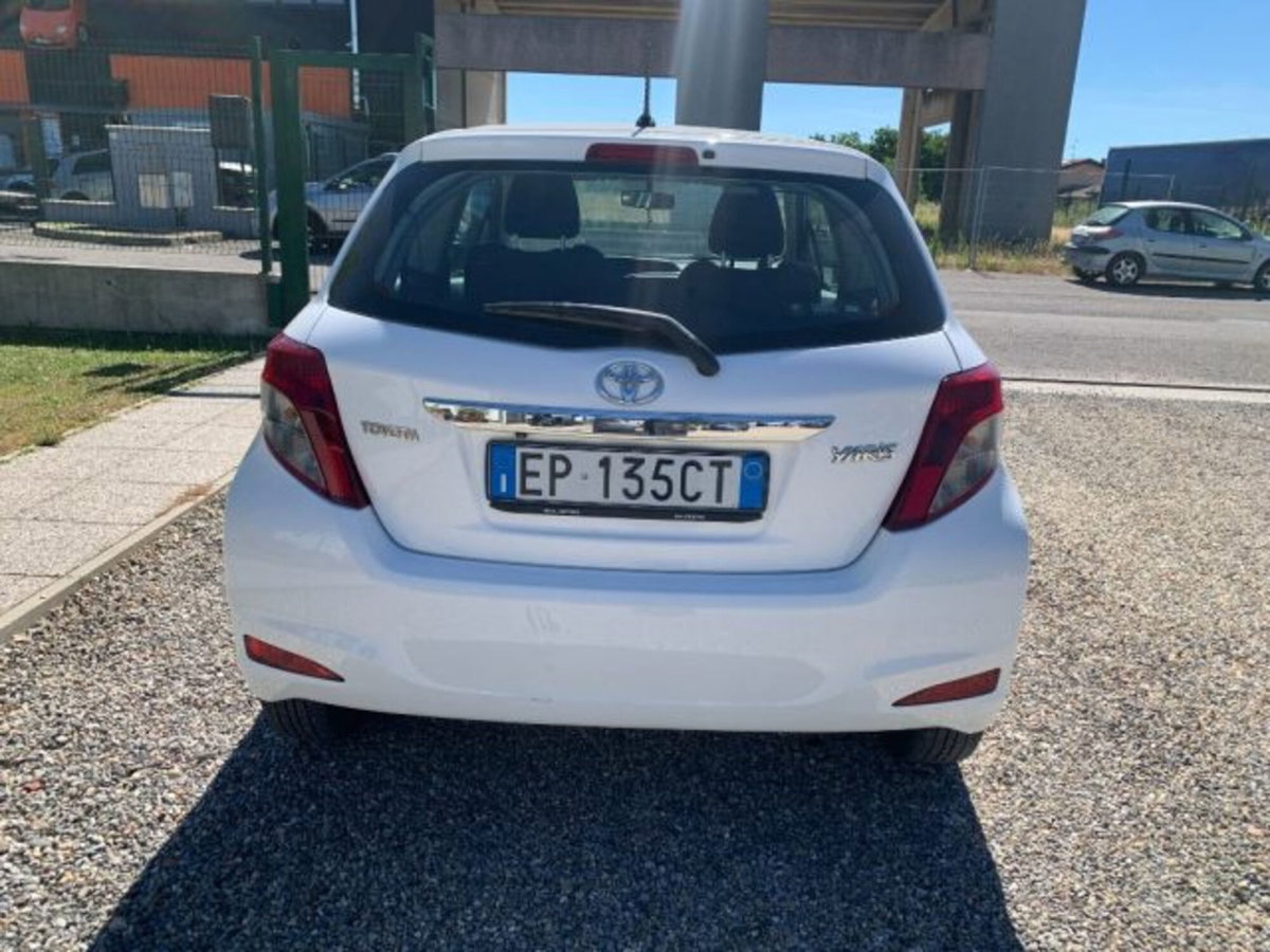 Toyota Yaris 1.0 3 porte Active (6)