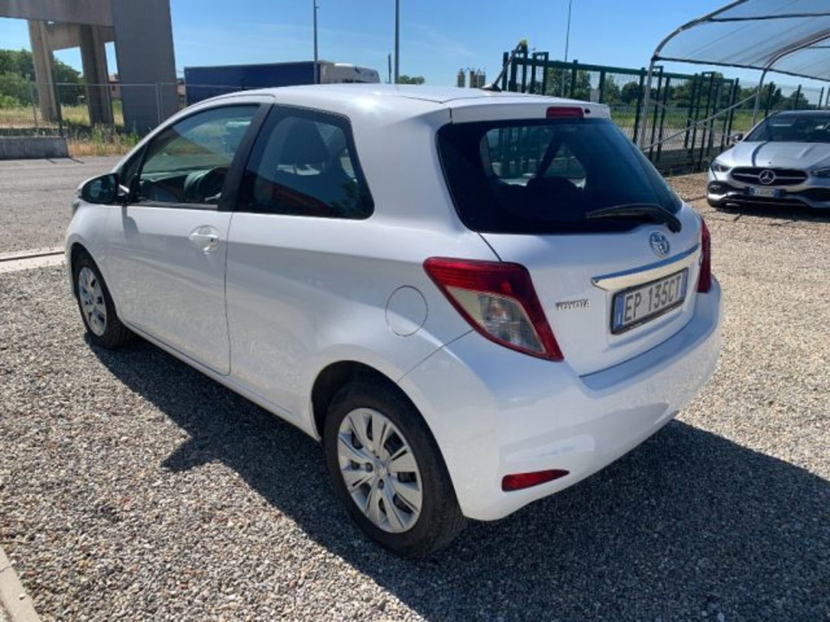 Toyota Yaris 1.0 3 porte Active (7)
