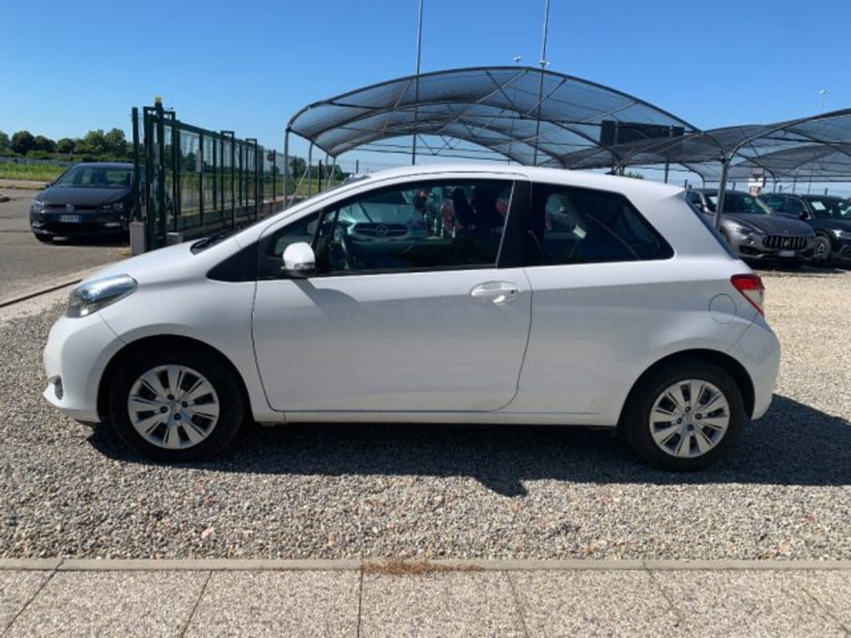 Toyota Yaris 1.0 3 porte Active (8)