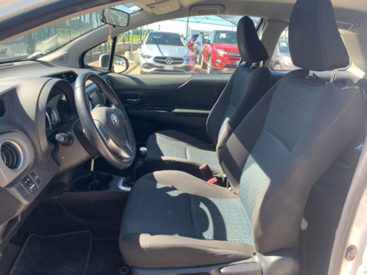 Toyota Yaris 1.0 3 porte Active (9)