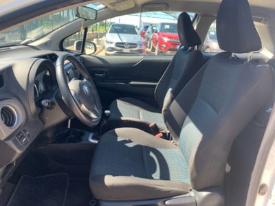 Toyota Yaris 1.0 3 porte Active (9)